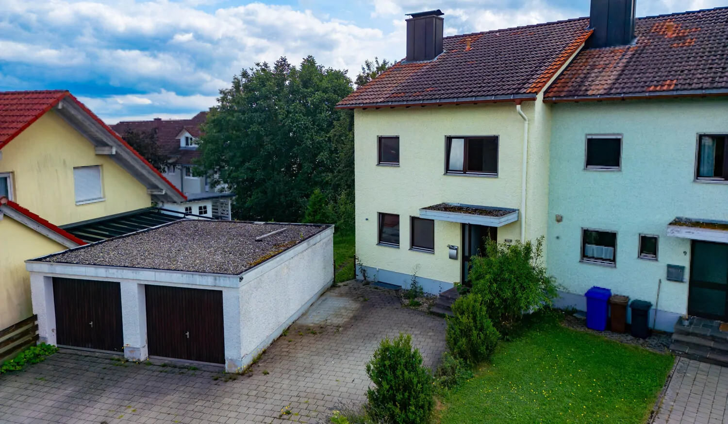 Reihenendhaus mit Hof und einer Garage