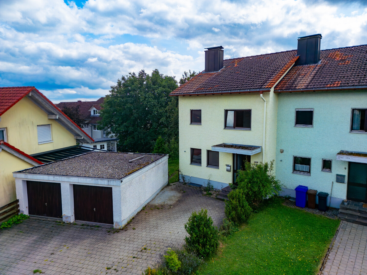 Reihenendhaus mit Hof und einer Garage