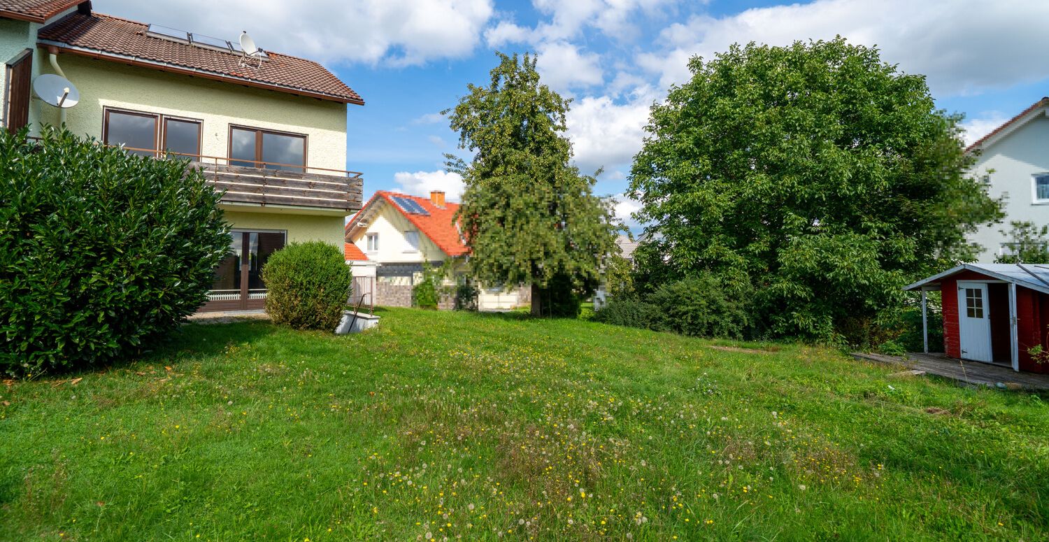 Gartengrundstück mit Baumbestand und Gartenhaus