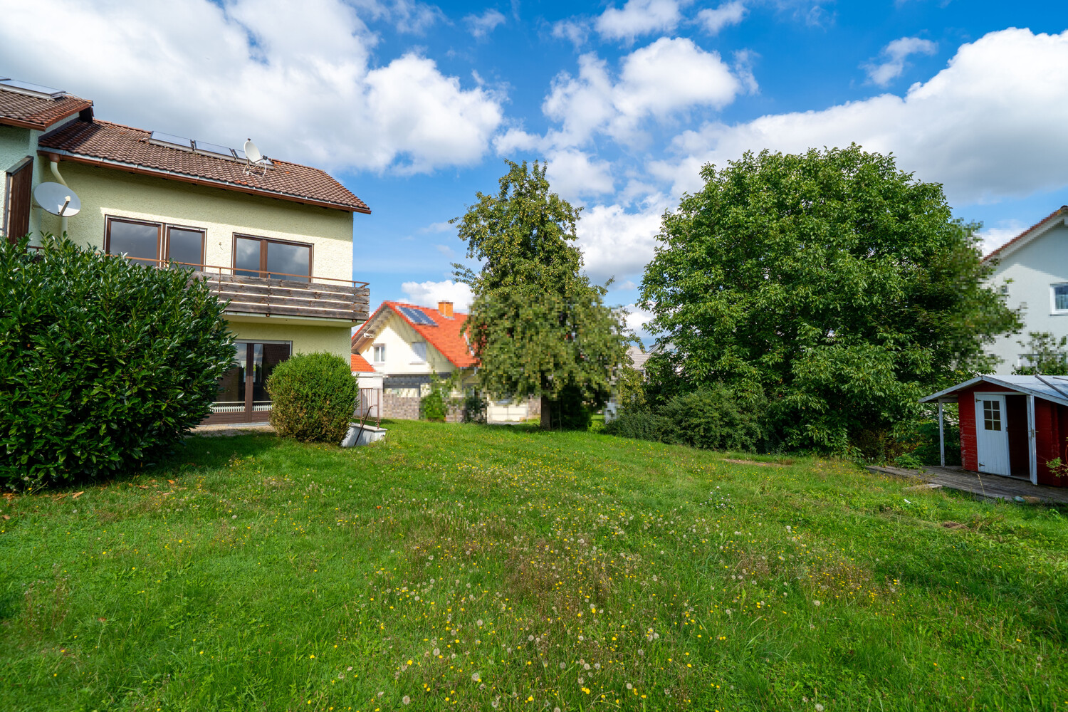 Gartengrundstück mit Baumbestand und Gartenhaus