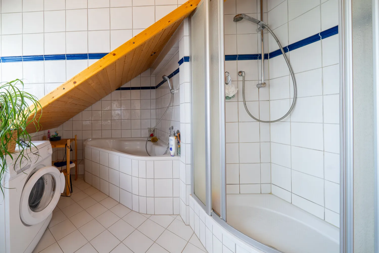 DG Bad mit Wanne und Dusche
