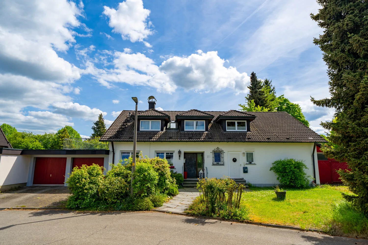 Vorderseite Haus mit Garagen