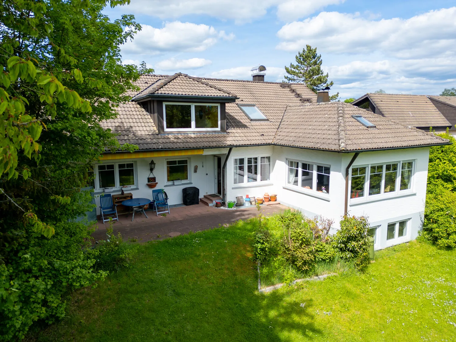 Einfamilienhaus | ausgebaute DG-Wohnung | ca.248 m² WF | großer Garten | viele Nutzungsmöglichkeiten