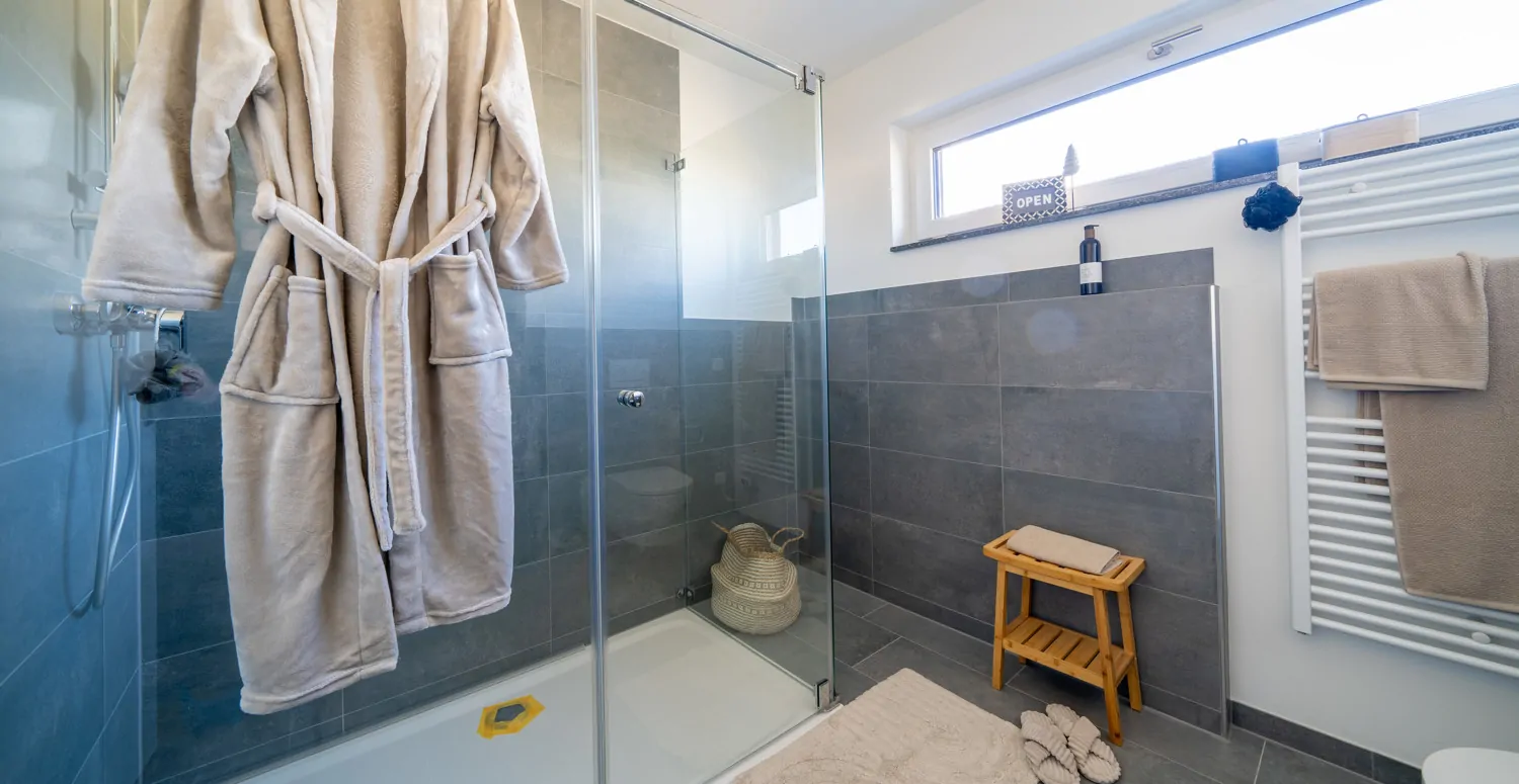 Musterwhg. Bad mit großer Dusche