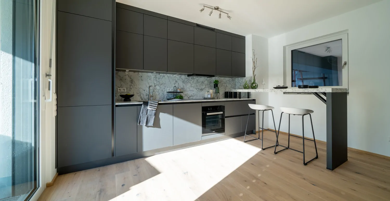 Musterwhg., Beispiel Küche in schwarz