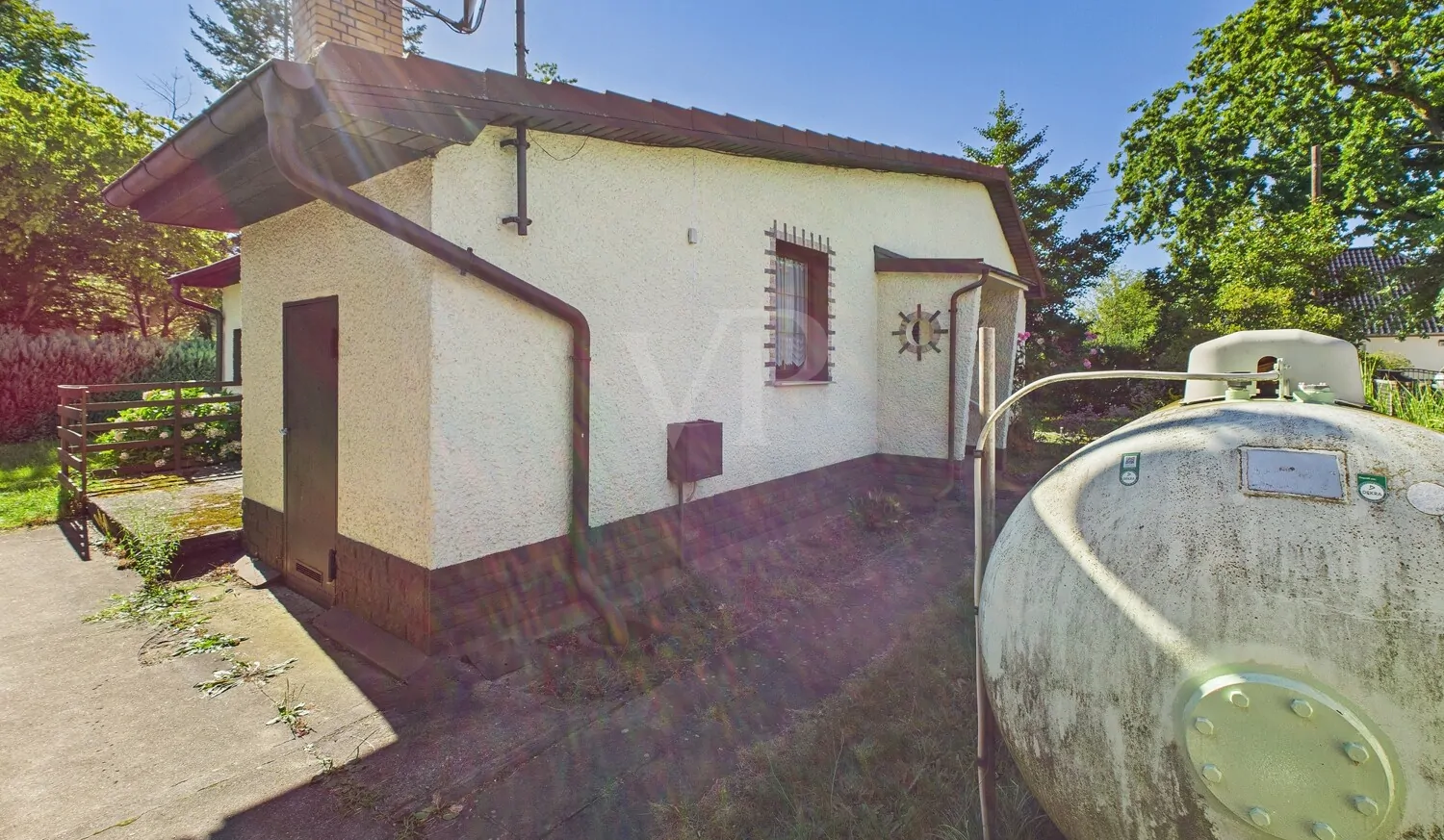 Wohnhaus & Flüssiggastank