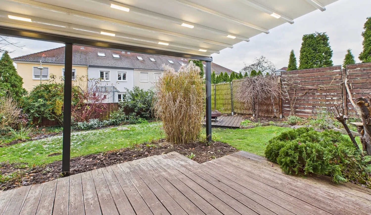 Überdachte Terrasse mit elektrischer, beleuchteter Markise