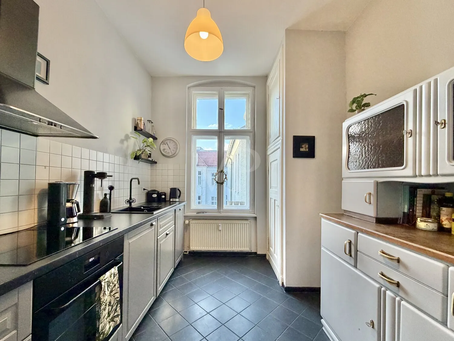 Küche mit Speisekammer