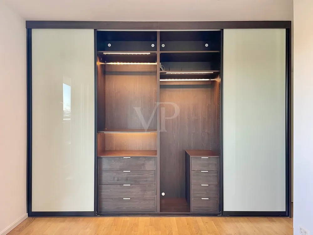 Einbauschrank Zimmer II beleuchtet