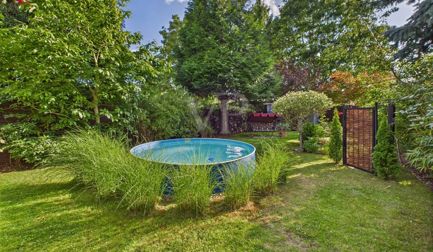 Blick in den Garten und auf den Pool