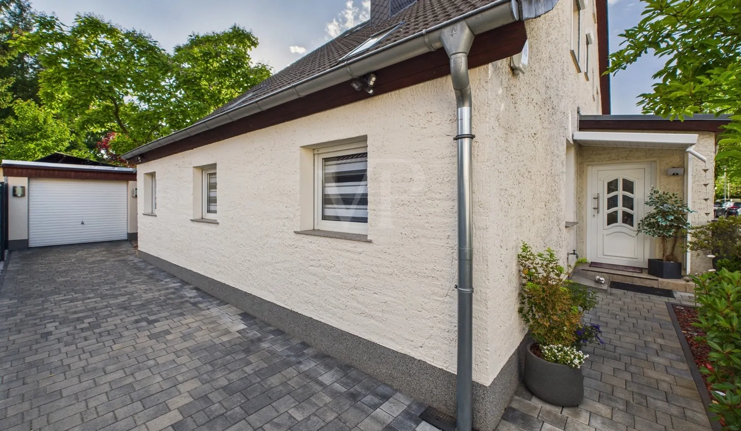 Blick auf den Hauseingangsbereich und die Ein-/ Zufahrt