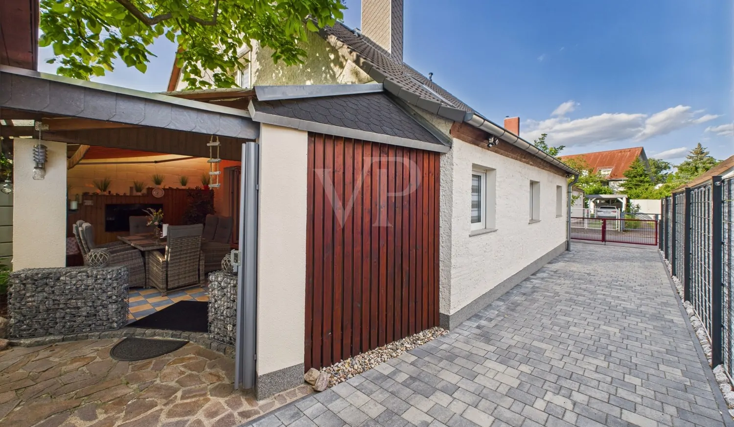 Blick auf die Ein-/ Zufahrt