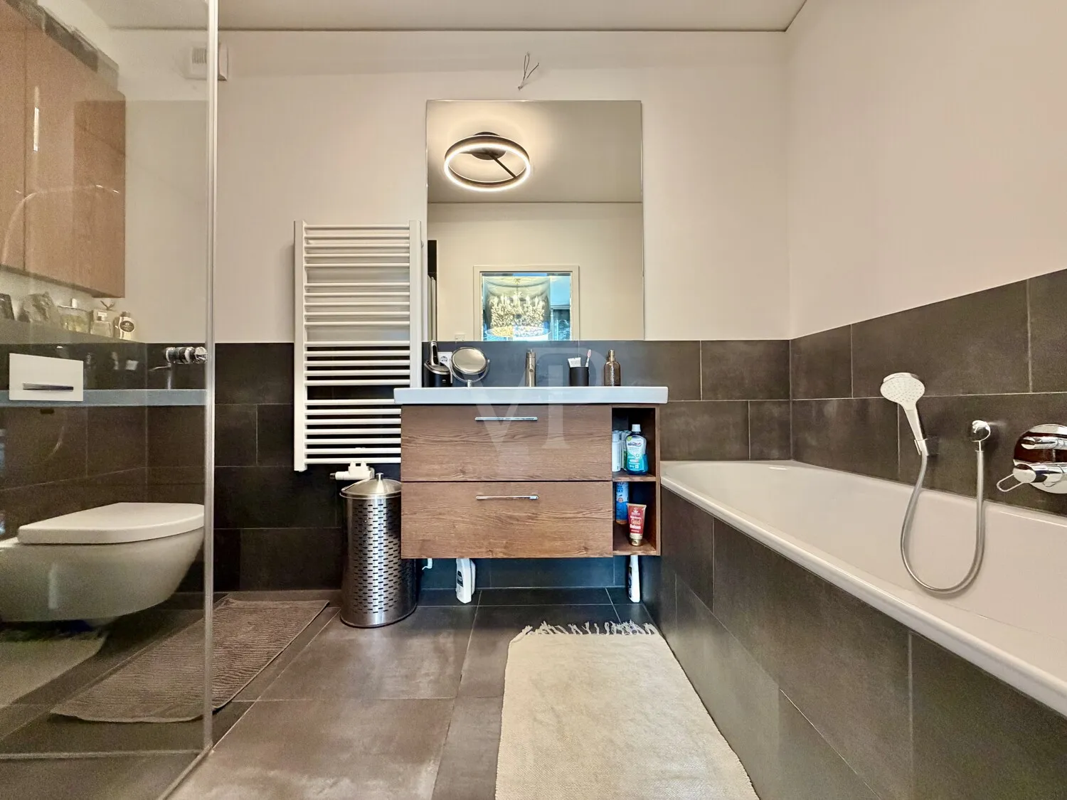 Bad I mit Wanne und Dusche