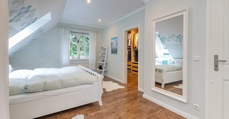 Schlafzimmer mit begehbarem Kleiderschrank