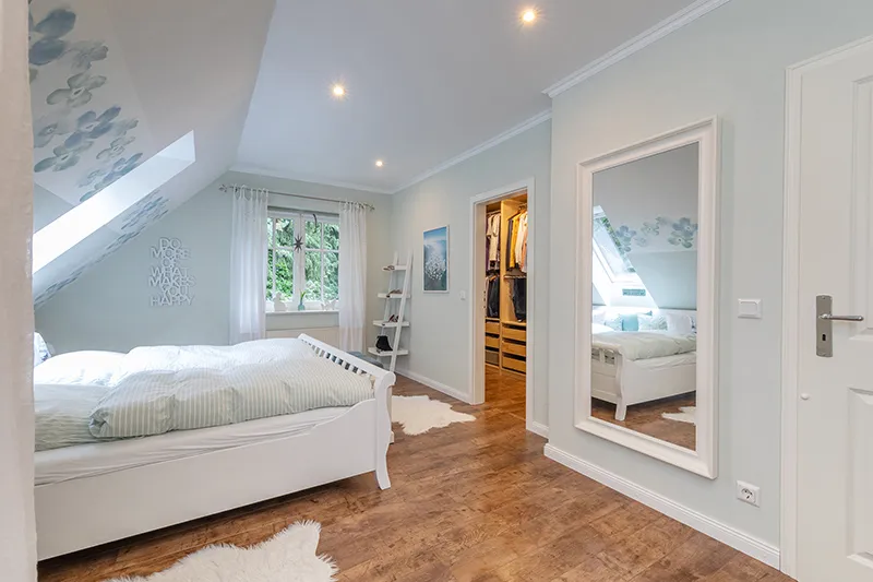 Schlafzimmer mit begehbarem Kleiderschrank