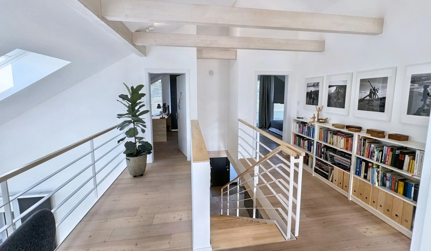 OG Treppenhaus und Flur Ansicht 1