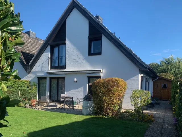 Well-maintained twin house in a central location in Meckelfeld