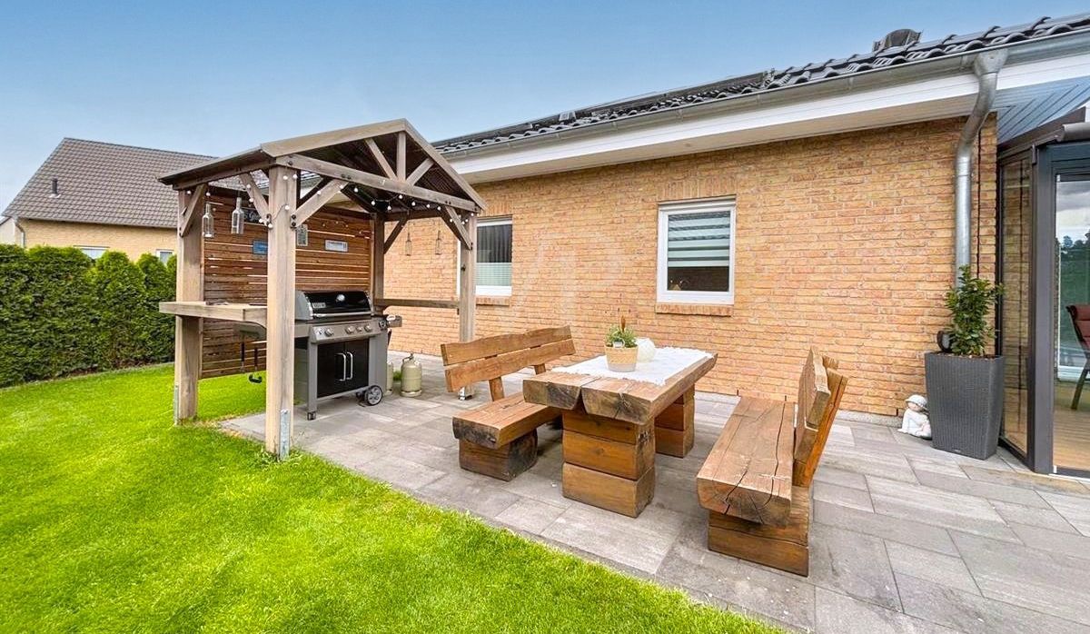 Terrasse mit überdachtem Grillplatz