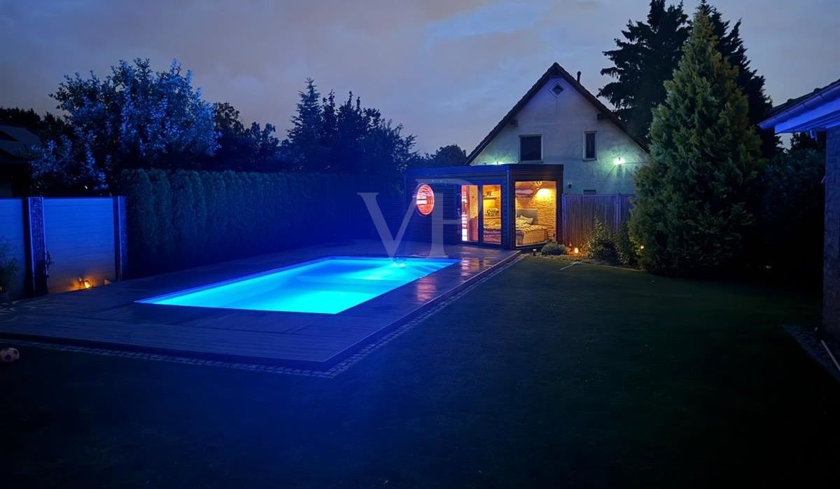 Abendimpression - beleuchteter Pool