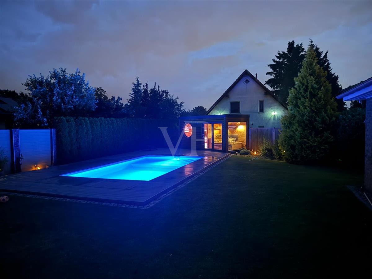 Abendimpression - beleuchteter Pool