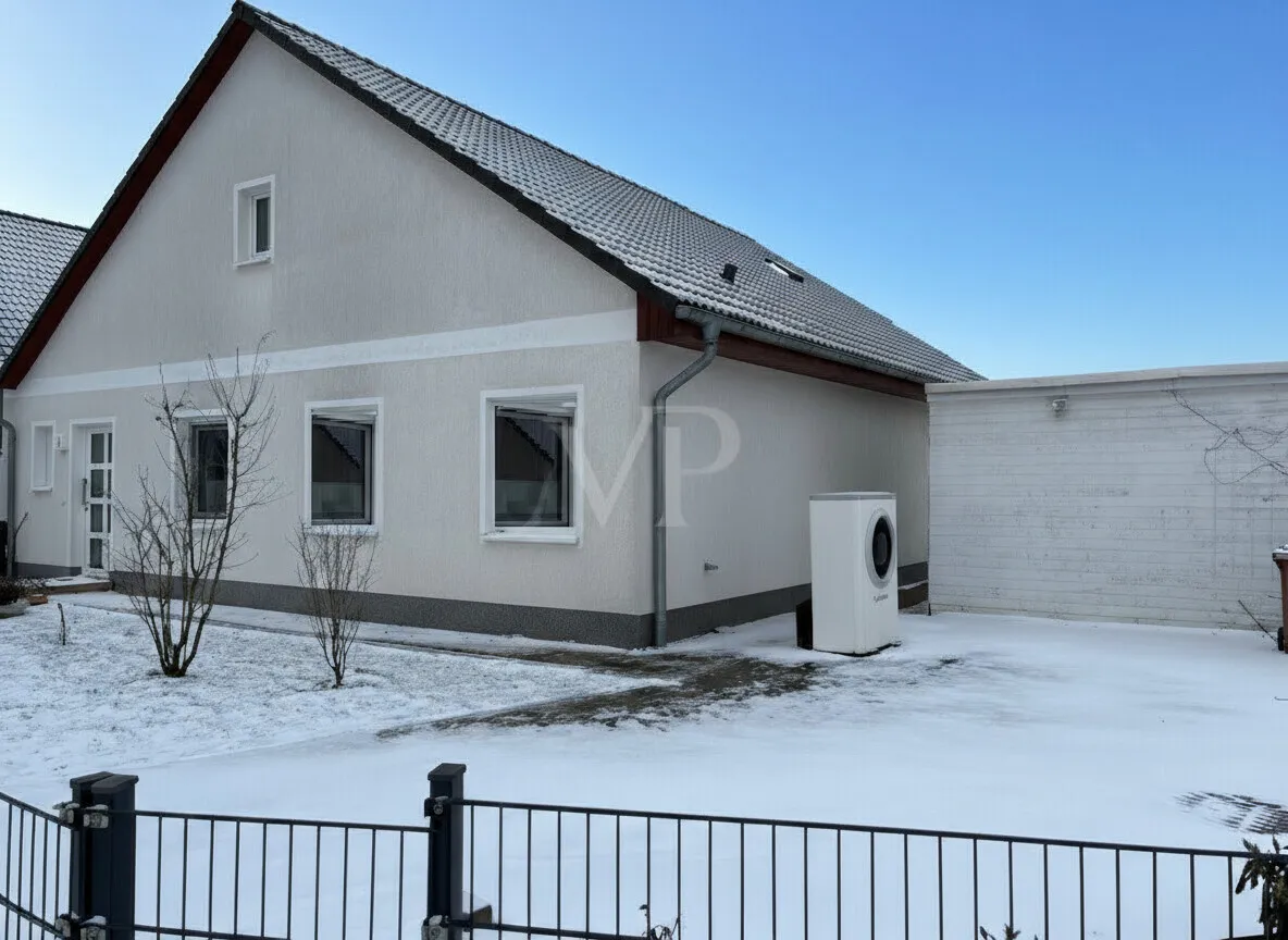 Blick über den Zaun / PKW-Stellplatz