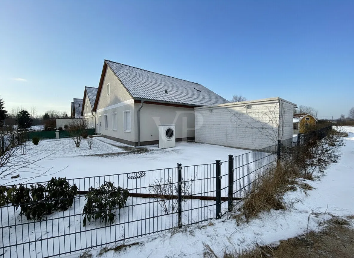 seitliche Ansicht mit Blick auf den Schuppen