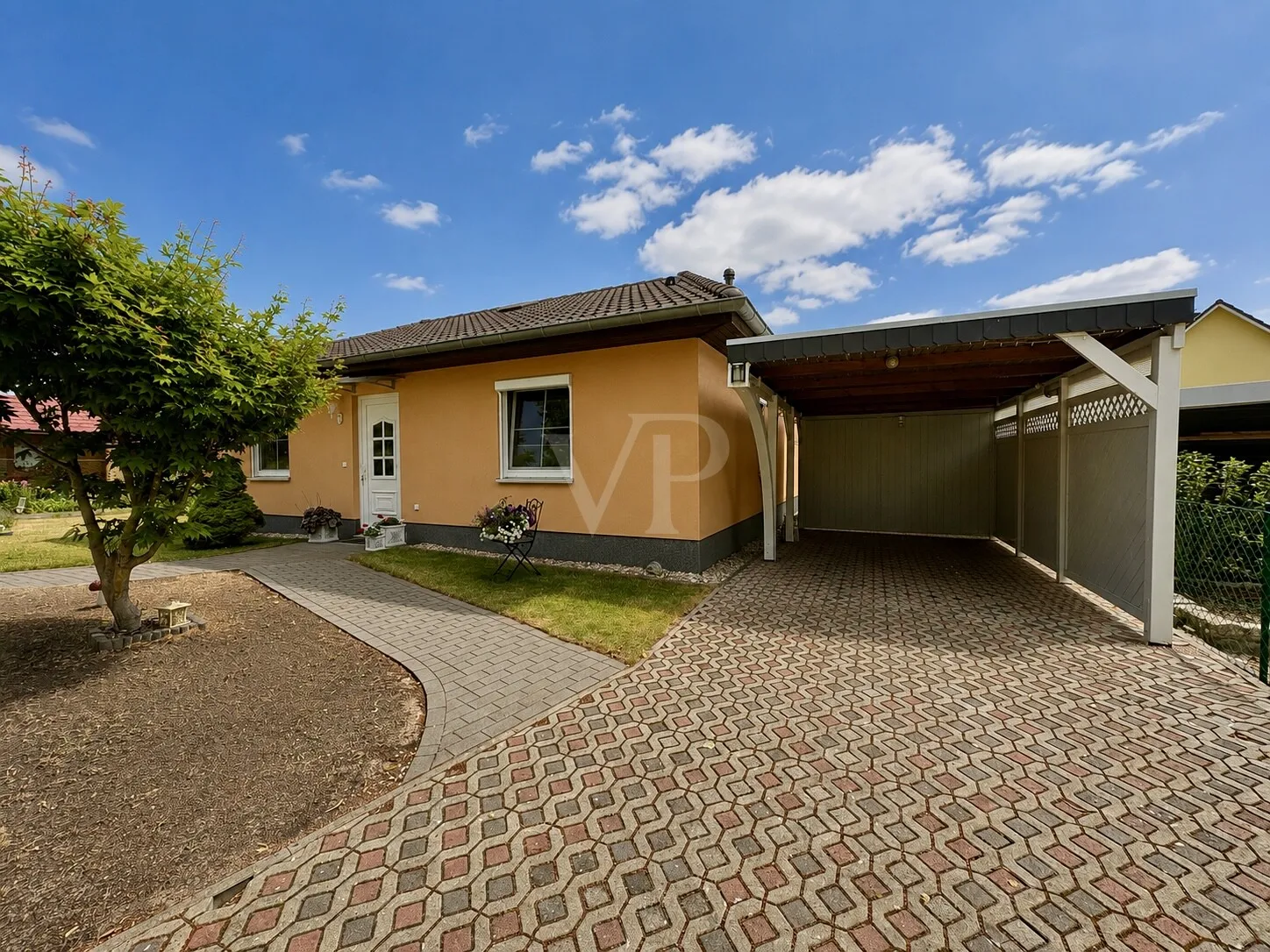 Hausansicht und Carport