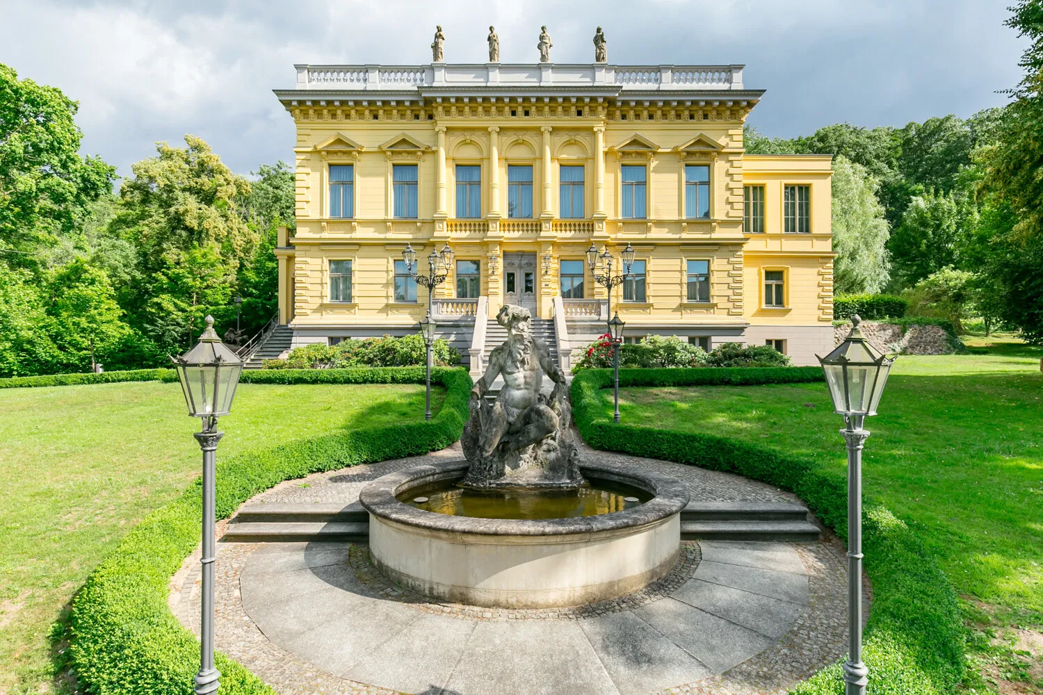 Ansicht Brunnen mit Neptunfigur