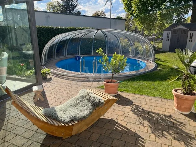 Terrasse / überdachter und beheizbarer Außenpool