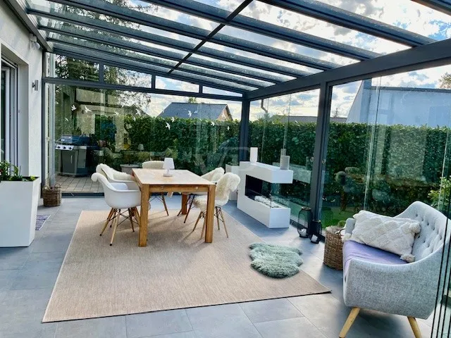 Wintergarten mit Schiebetüren