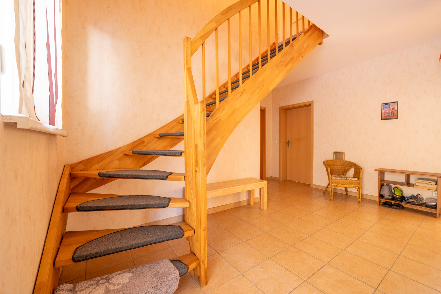 elegante Holztreppe ins 1. Obergeschoss