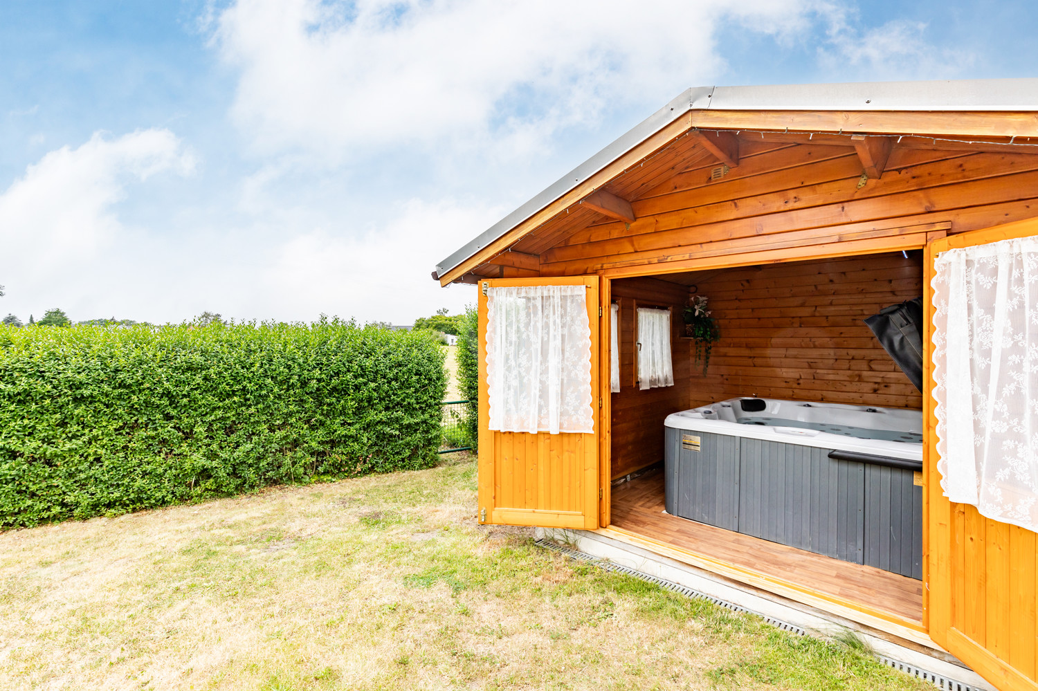 Gartenhaus mit beheizbaren Whirlpool