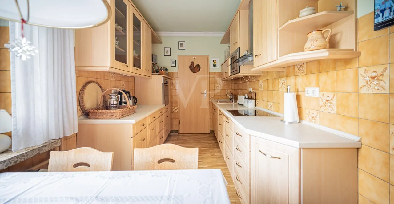 Küche mit Speisekammer