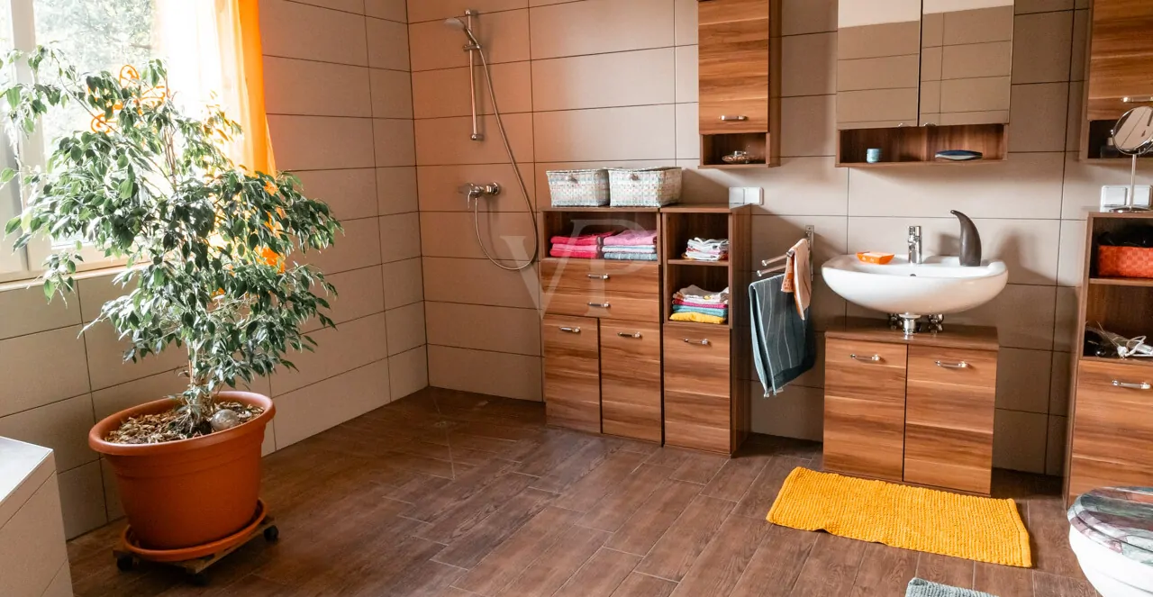 Bad mit Dusche und Wanne