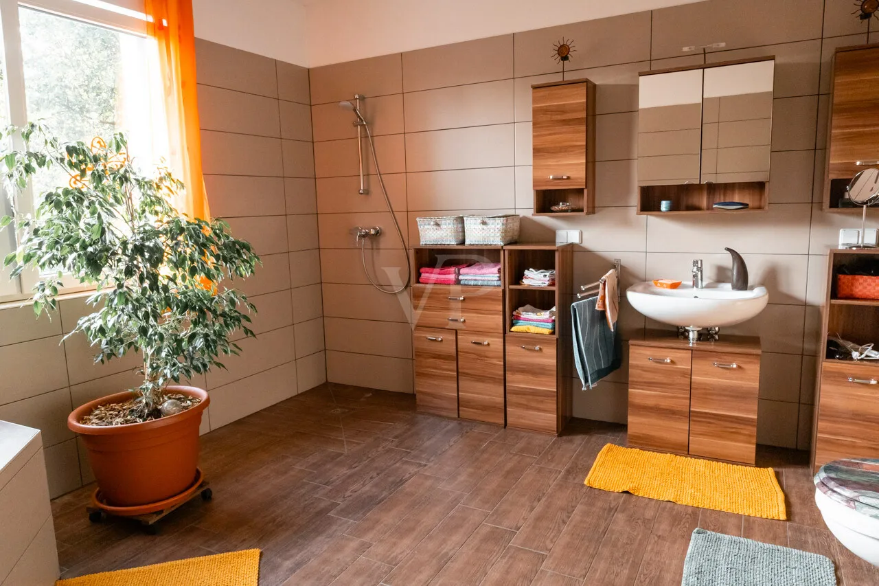 Bad mit Dusche und Wanne
