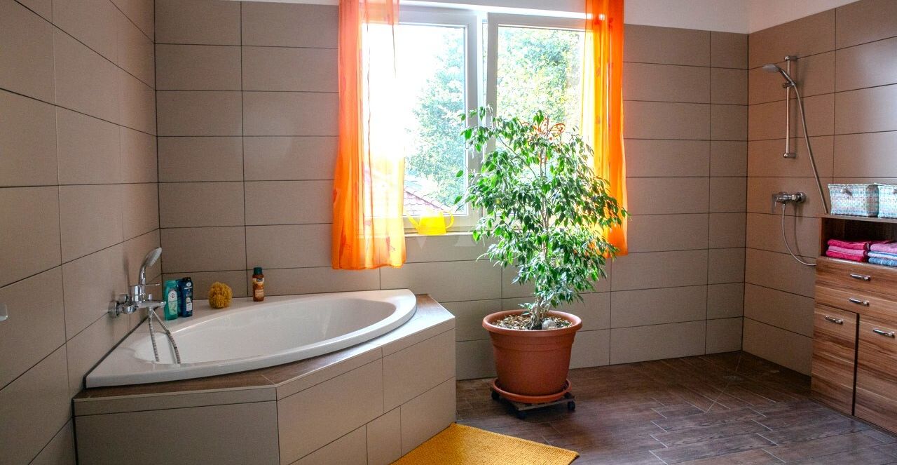 Bad mit Wanne