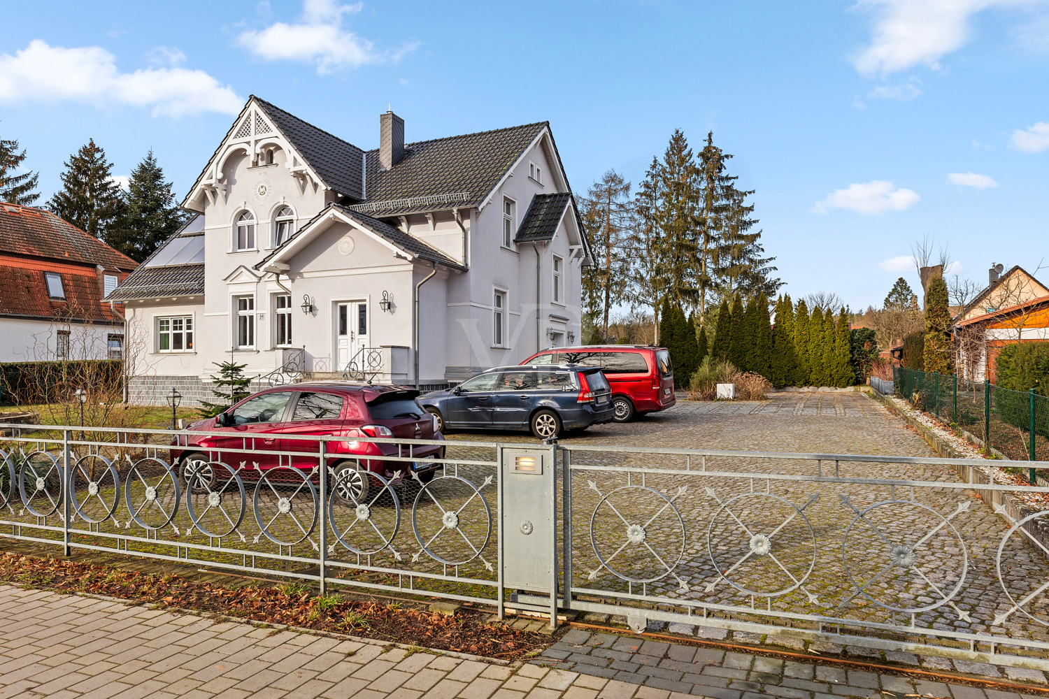 Haus / Zufahrt / Parkplatz