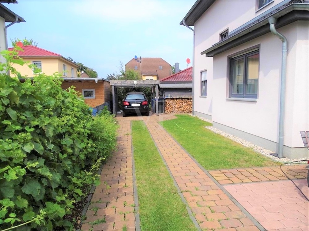 Zufahrt Carport