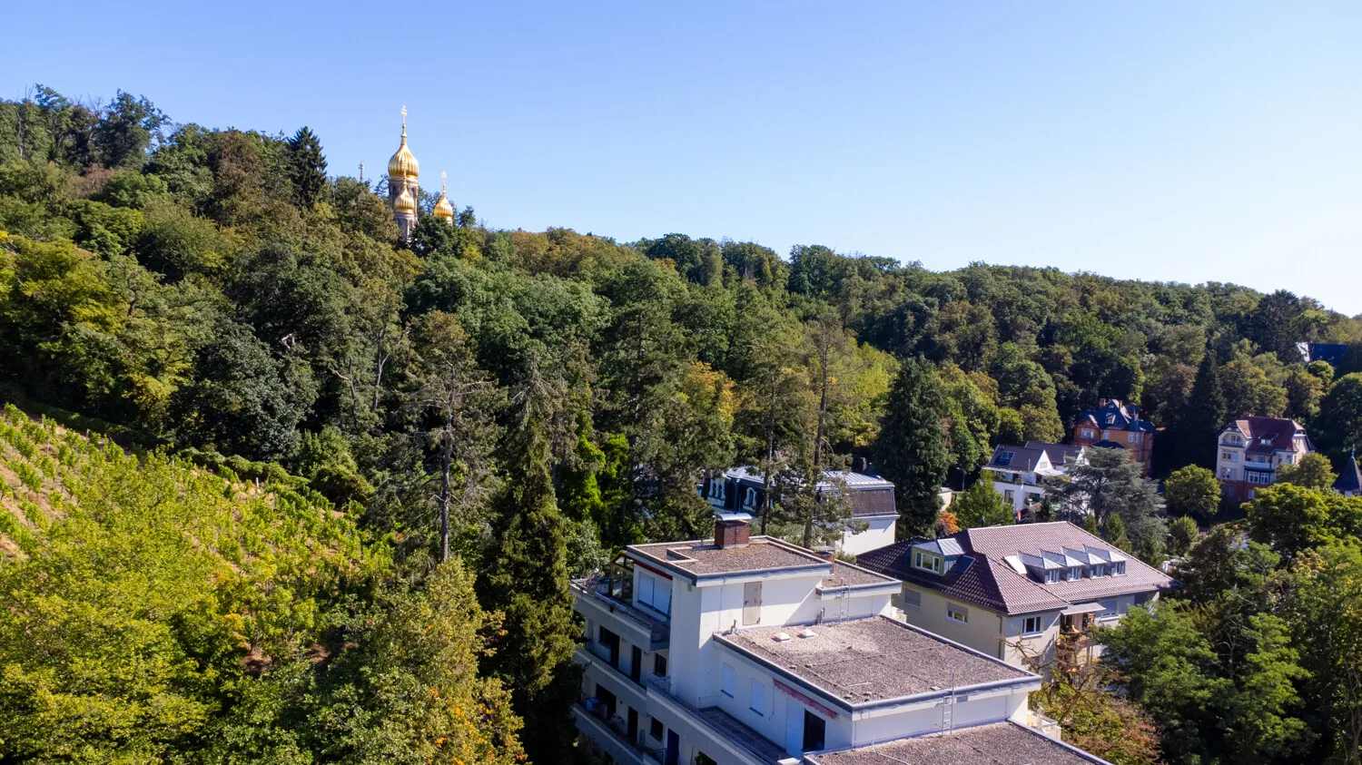 Luftaufnahme mit Blick auf die Russische Kapelle