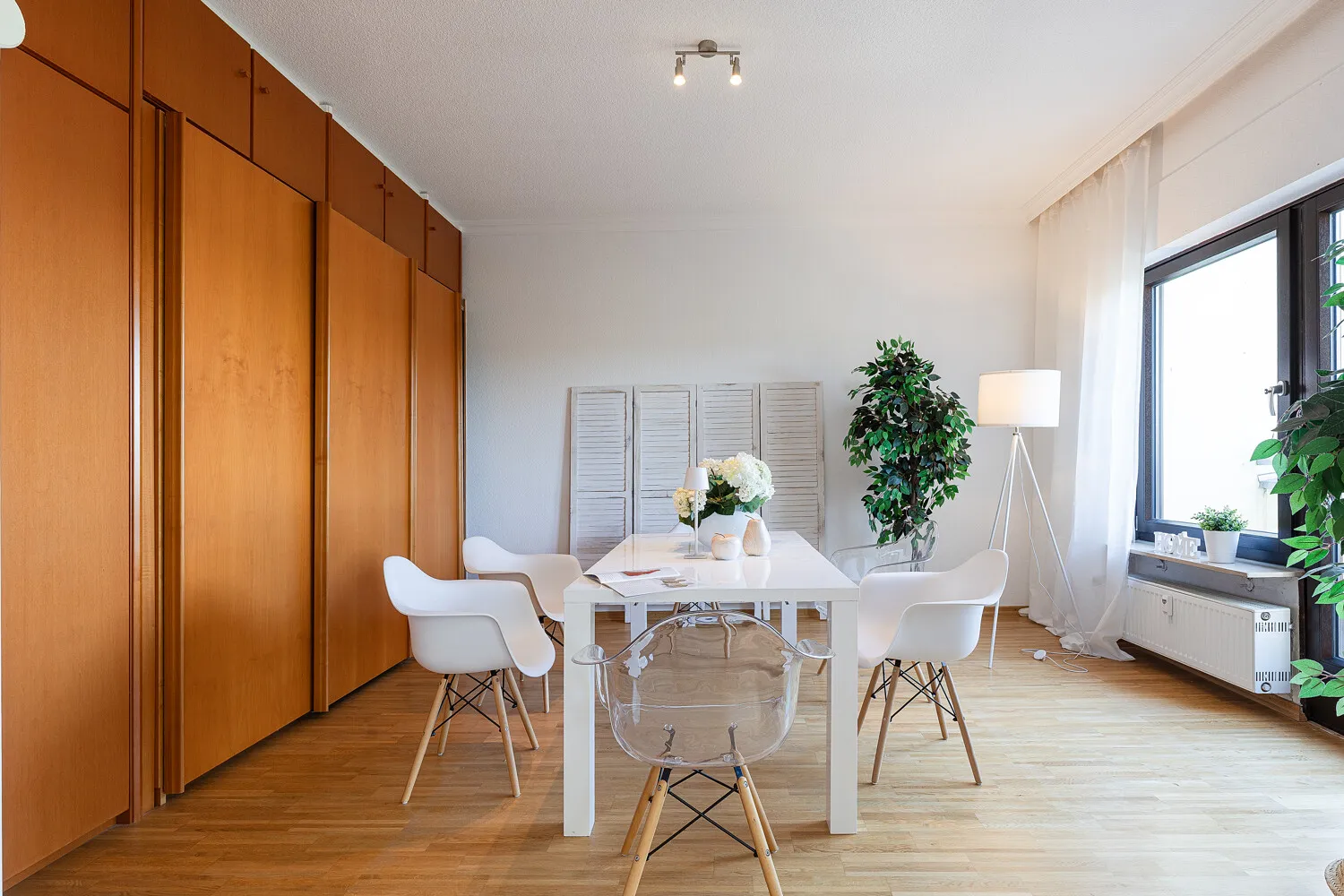 Esszimmer mit Balkonzugang
