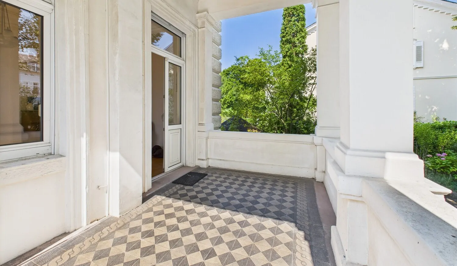 Großzügiger überdachter Balkon