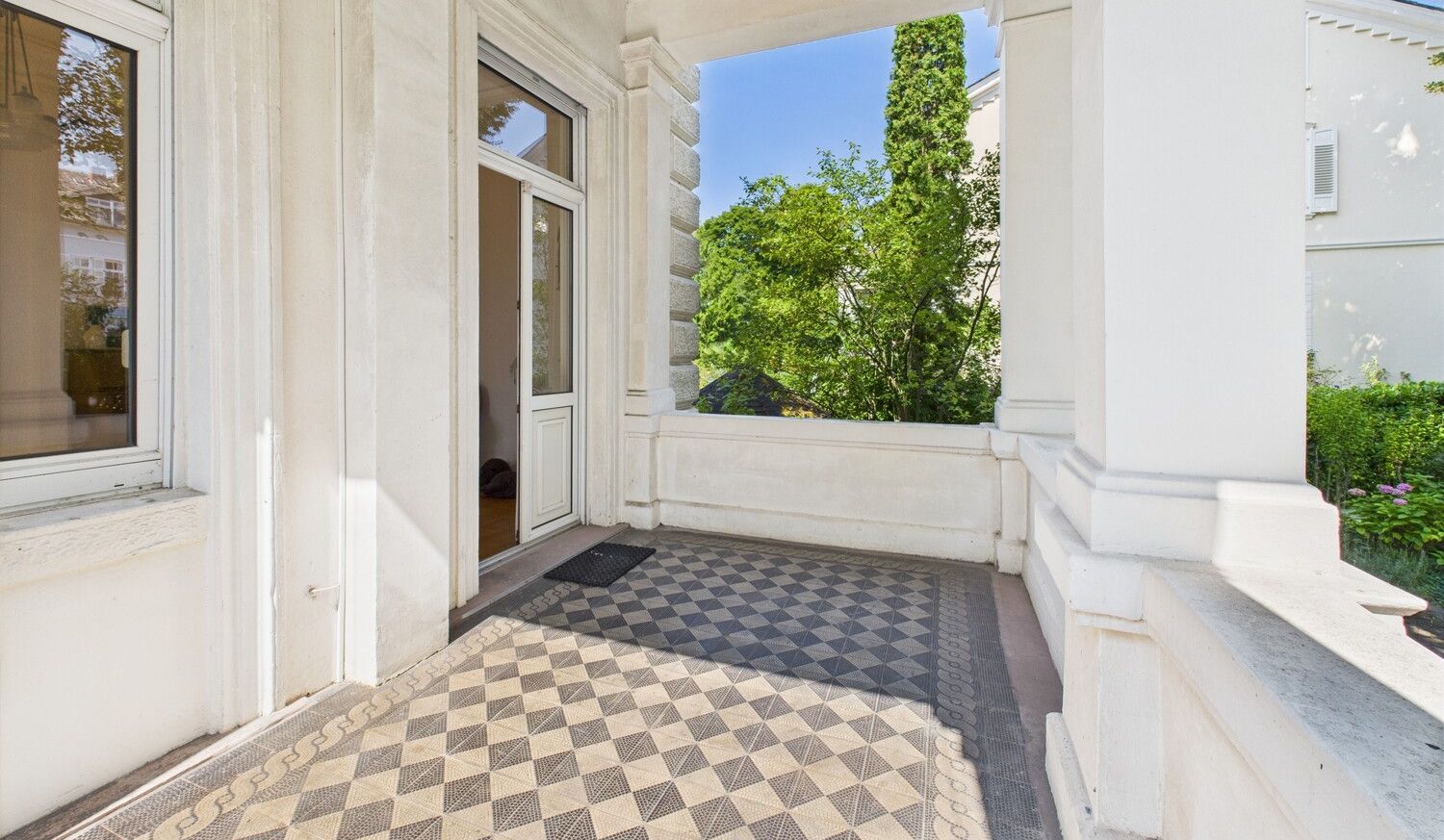 Großzügiger überdachter Balkon