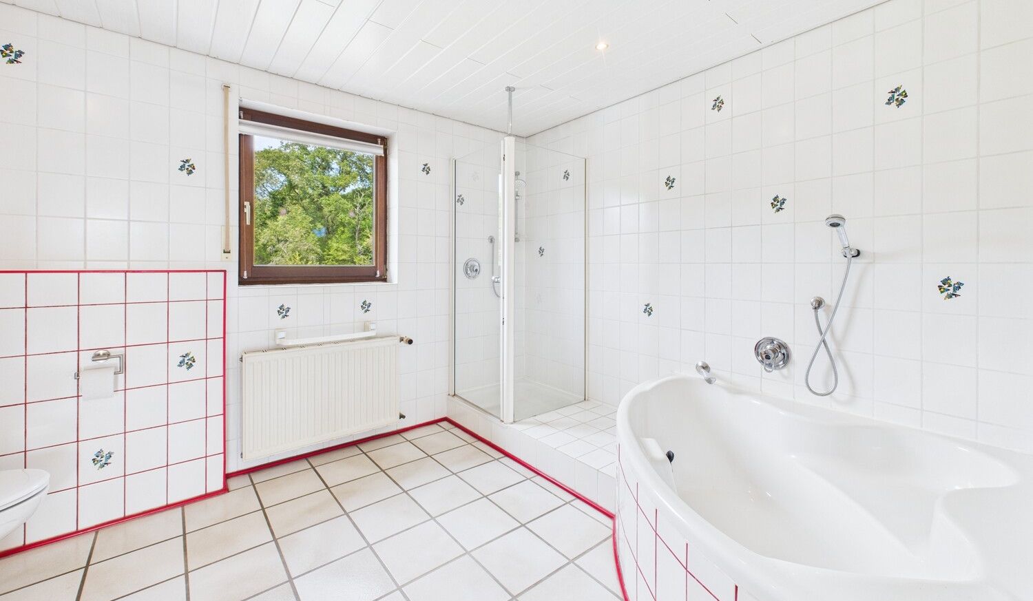 Geräumiges Tageslichtbad