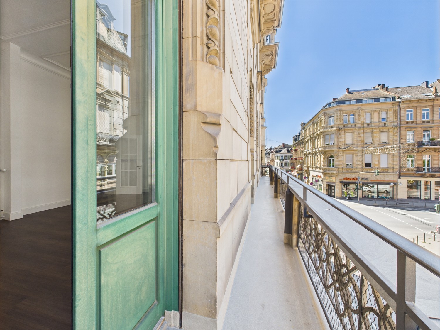 Langer Balkon mit Blick auf die Taunusstraße