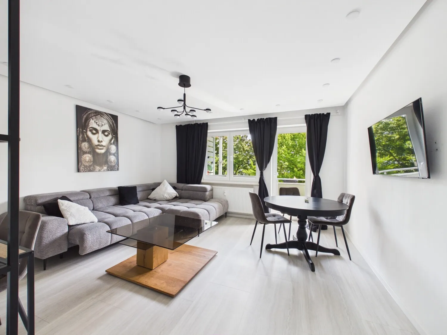 Wohnzimmer mit Balkonzugang