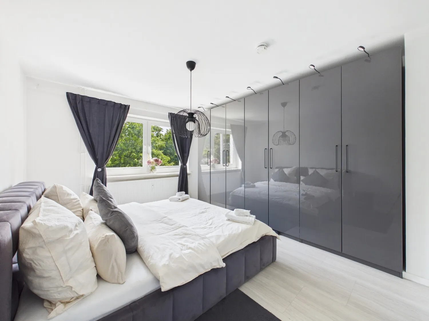 Großzügiges Schlafzimmer