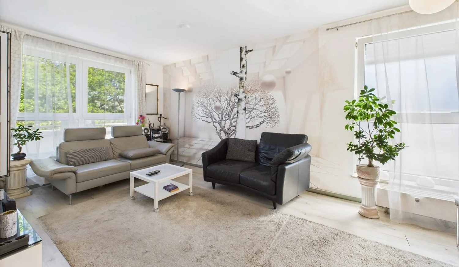 Wohnzimmer mit Balkonzugang