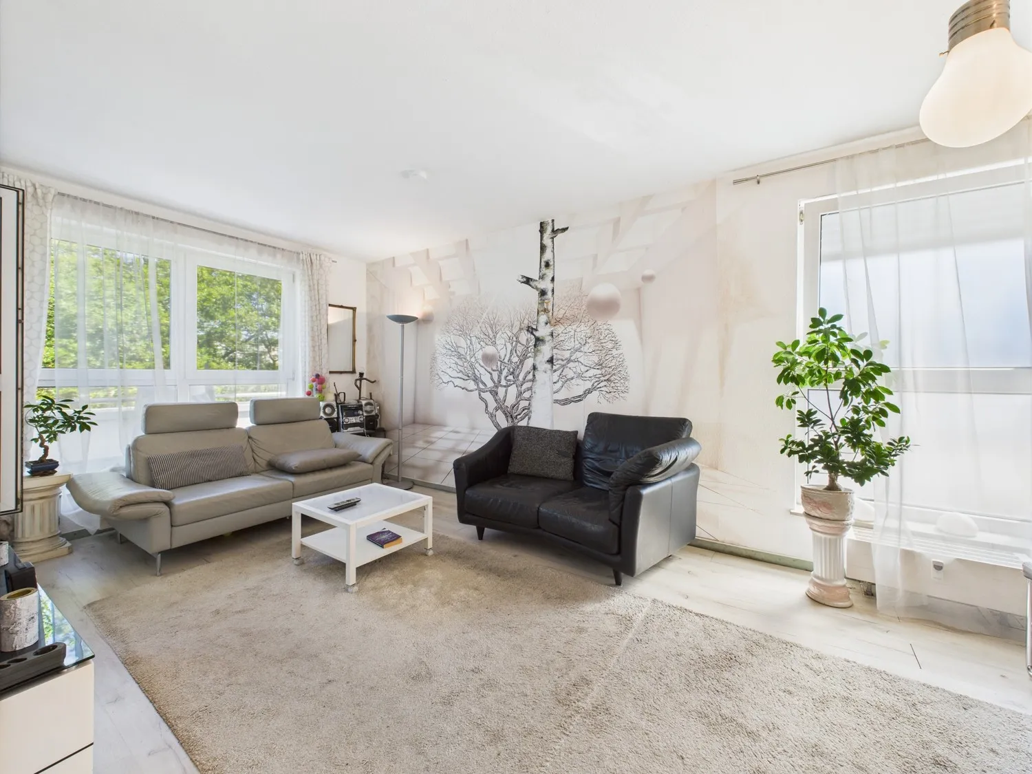 Wohnzimmer mit Balkonzugang