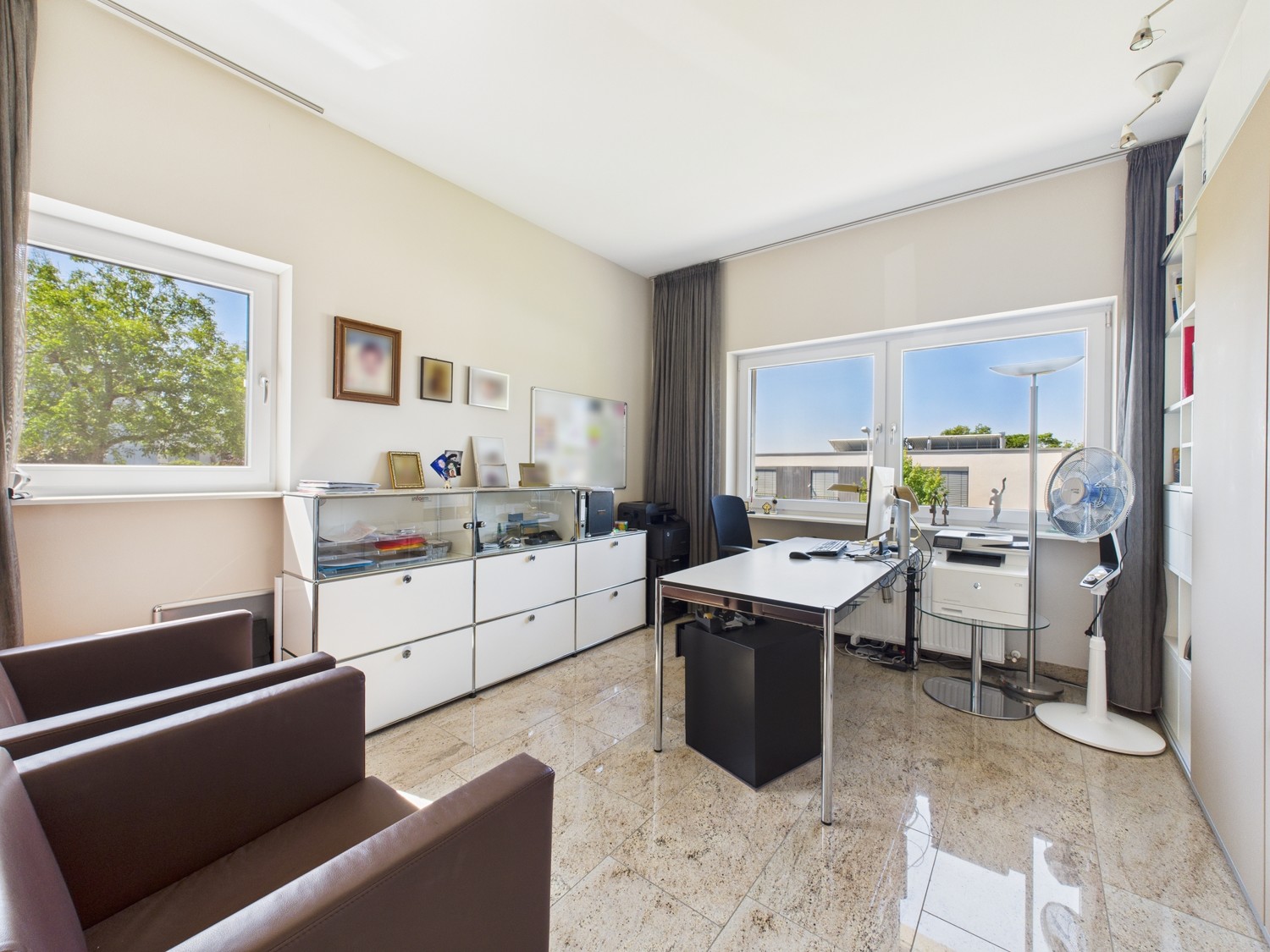Helles Arbeitszimmer