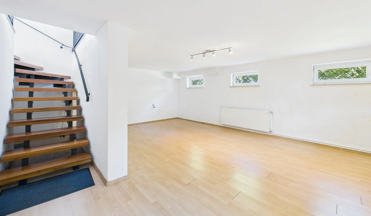 Großzügiges Home-Office im UG